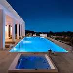 Seasand - Luxury Pool Retreat - 150m فيلة *