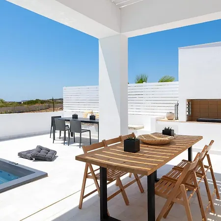 Seasand - Luxury Pool Retreat - 150m *