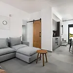 Seasand - Luxury Pool Retreat - 150m 라카니아