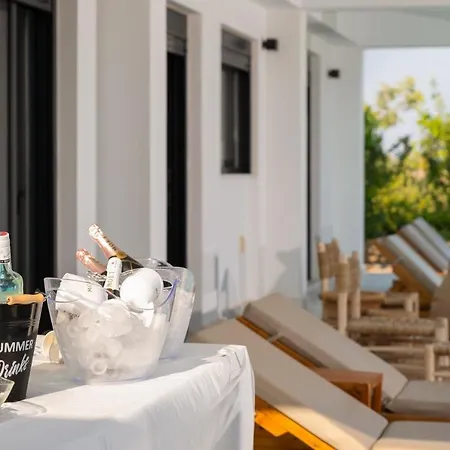 Seasand - Luxury Pool Retreat - 150m * Lakhania