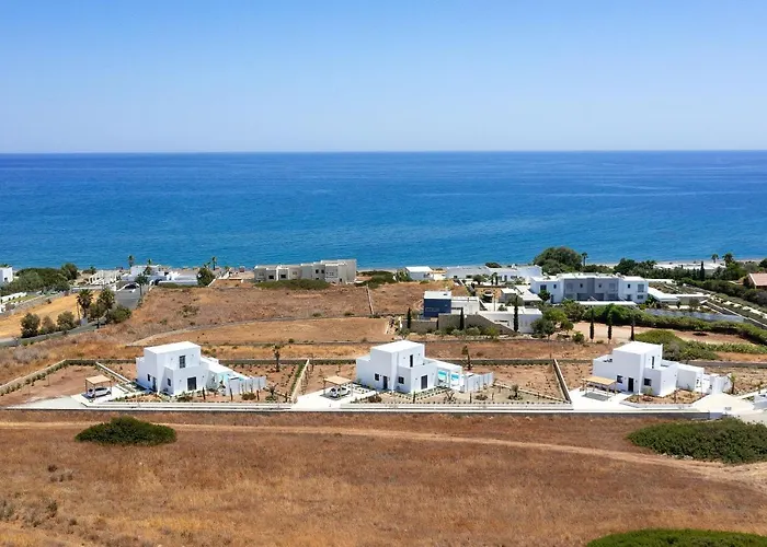 Seasand - Luxury Pool Retreat - 150m 라카니아