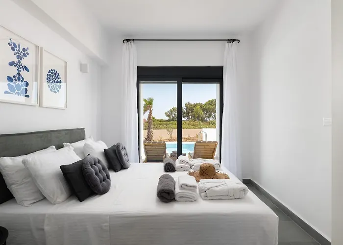 Seasand - Luxury Pool Retreat - 150m 빌라 라카니아