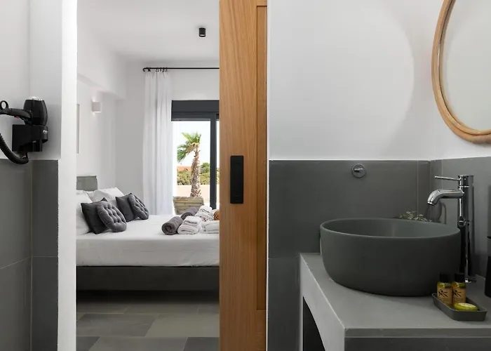 Seasand - Luxury Pool Retreat - 150m 빌라 라카니아