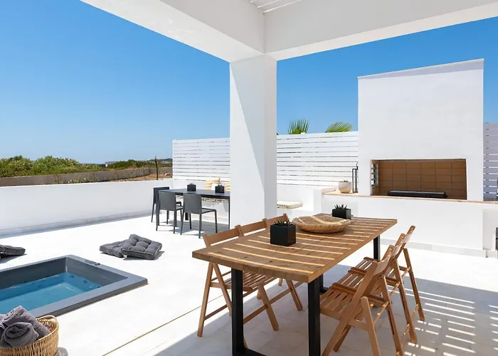 Seasand - Luxury Pool Retreat - 150m *