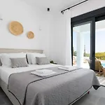 Seasand - Luxury Pool Retreat - 150m