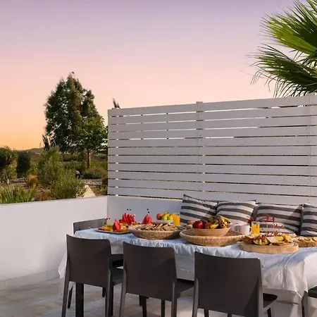 Seasand - Luxury Pool Retreat - 150m *