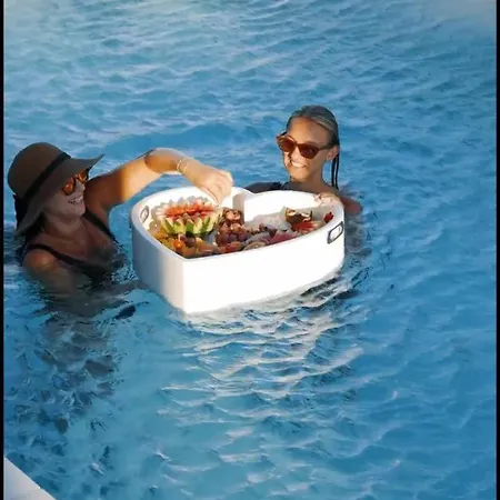 Seasand - Luxury Pool Retreat - 150m Villa